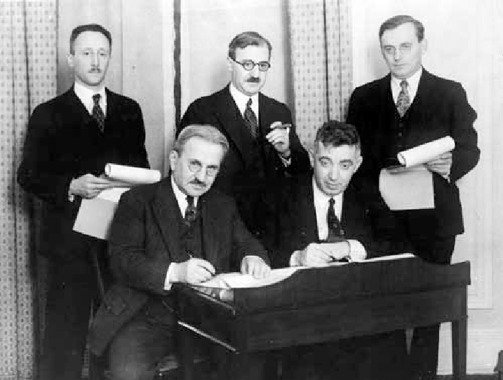 Подписание контракта: слева Альберт Кан справа Сол Г. Брон президент Амторга