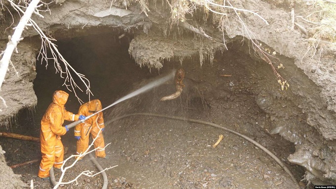 Якутские старатели с помощью водяной струи размывают вечную мерзлоту в поисках бивней мамонтов