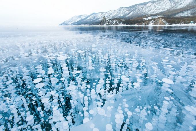 Пузырьки парниковых газов, вмерзшие в лёд на озере Байкал
