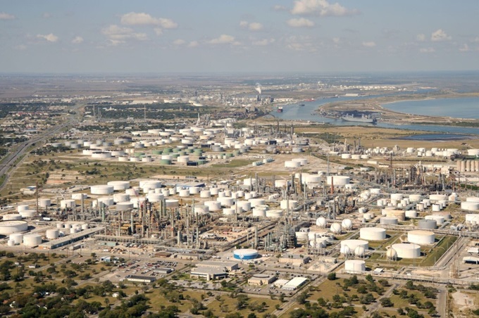 Корпус-Кристи с видом на нефтеперерабатывающий завод Билла Грихи Valero