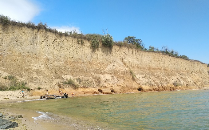 Море полностью смыло пляж и вплотную подошло к застроенному берегу