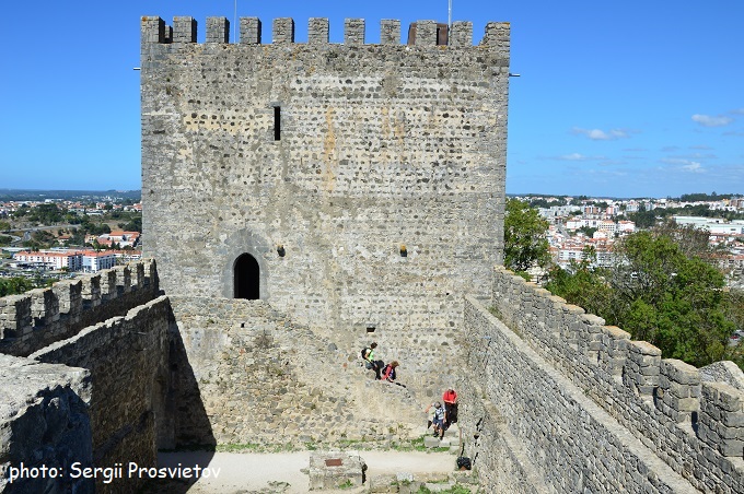 Главная башня крепости в городе Лейрия Португалия