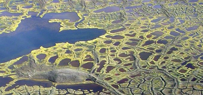 Термокарстовые озера на поверхности тундры, покрывающей ледник