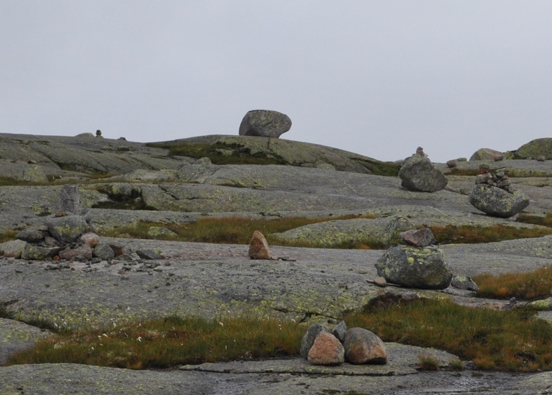 Камень на горном плато на север от Гейрангер фьорда