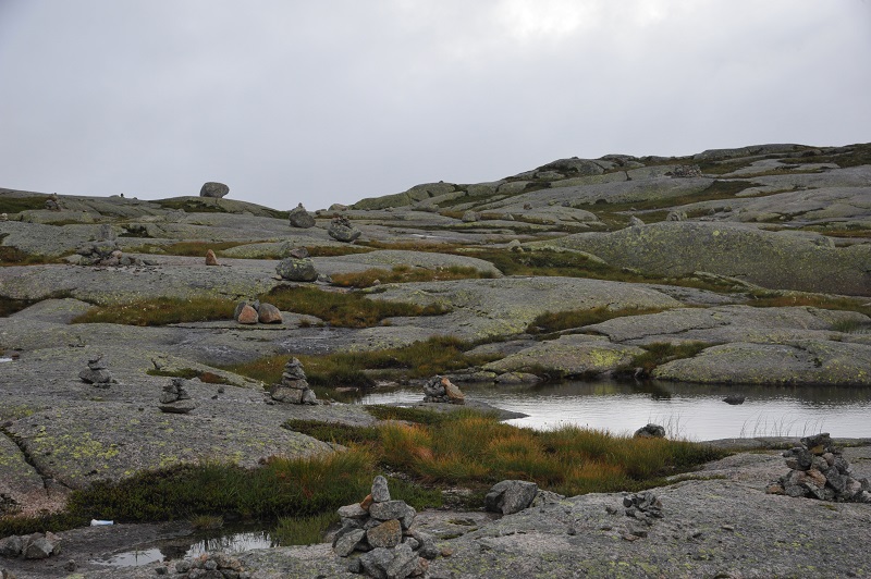 Скалы горного плато на север от Гейрангер фьорда