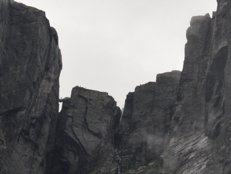 Каменная горошина на берегу Люсе-фьорда в южной Норвегии