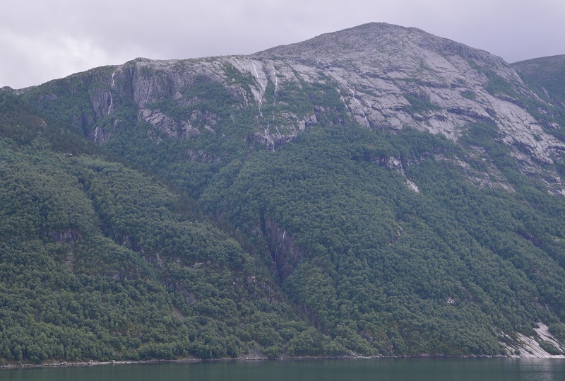 Traces of glacier movement on the slopes and on the top of the mountain