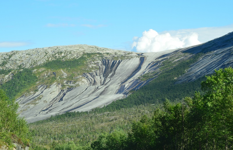 Traces of glacier movement on the slopes and on the top of the mountain