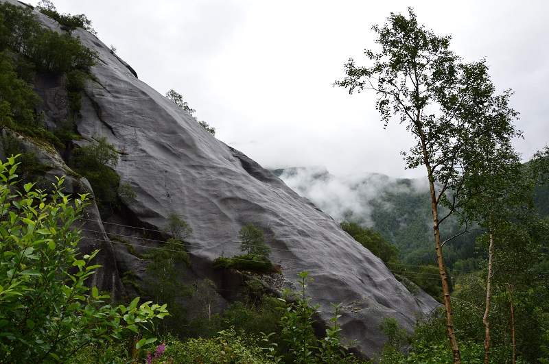 Traces of glacier movement on the slopes and on the top of the mountain